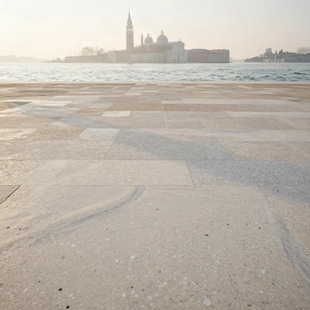 Superficie di terrazzo veneziano e pietra lagunare con skyline di Venezia in alto